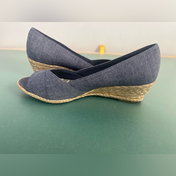 Coach And Four Women's Size 9 Peep Toe Espadrille Canvas Wedges Blue Chambray - Picture 5 of 8